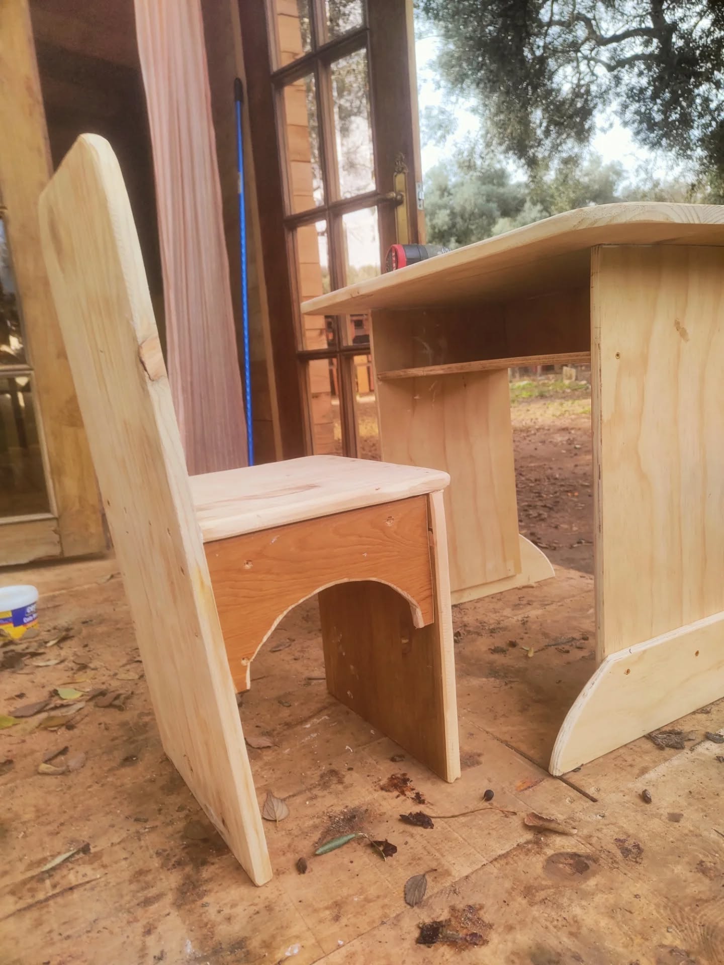 Escritorio y silla antropocéntricos, modelo “Ru…